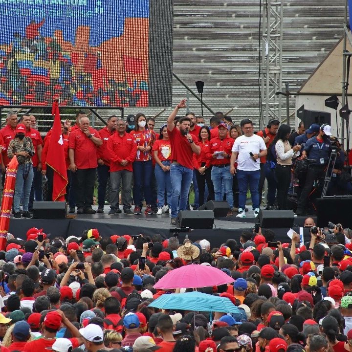 ErnestoLunaPsuv's tweet photo. Presidente @NicolasMaduro, le voy a decir algo, parafraseando a nuestro Comandante Hugo Chávez: ¡Bastante pueblo hay aquí!

Mas de 𝟯𝟱 𝗺𝗶𝗹 𝗽𝗲𝗿𝘀𝗼𝗻𝗮𝘀 𝗮𝘀𝗶𝘀𝘁𝗶𝗲𝗿𝗼𝗻 al acto de juramentación de las estructuras de base del Partido Socialista Unido de Venezuela, https://t.co/eV93PXlqeS