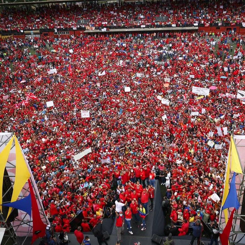 ErnestoLunaPsuv's tweet photo. Presidente @NicolasMaduro, le voy a decir algo, parafraseando a nuestro Comandante Hugo Chávez: ¡Bastante pueblo hay aquí!

Mas de 𝟯𝟱 𝗺𝗶𝗹 𝗽𝗲𝗿𝘀𝗼𝗻𝗮𝘀 𝗮𝘀𝗶𝘀𝘁𝗶𝗲𝗿𝗼𝗻 al acto de juramentación de las estructuras de base del Partido Socialista Unido de Venezuela, https://t.co/eV93PXlqeS