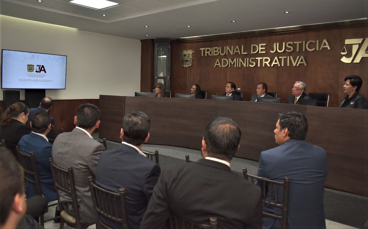 En el marco del quinto aniversario de la creación del @TJAC se realizó la conferencia “El Tribunal de Justicia Administrativa y su importancia histórica”, impartida por M.D.F. Elías Fernando Villalobos Alvarado, quien estuvo acompañado por el Pleno Superior.