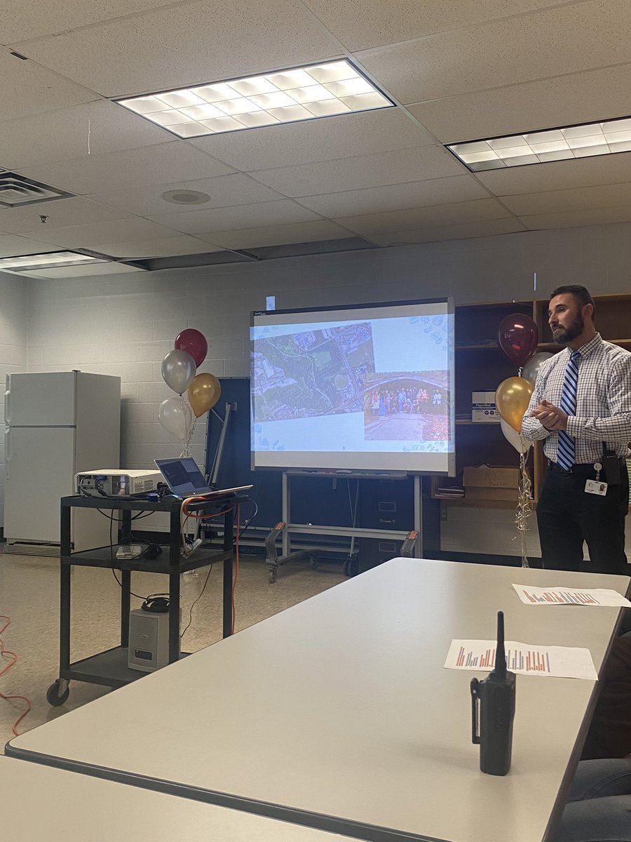 A pleasure to host our Mozambique 🇲🇿 Delegation @ValleyParkMS today! Learning about financial literacy in a grade 6 and 8 classroom. @LC2_TDSB