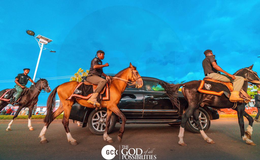 CeeZoe_'s tweet photo. Safe to say #GCKinMinna gave Baba a gift 🔥🔥
100k Twitter followers on the Last day of the crusade 💃💃💃 E choke 😜😜
#DLConversations we moveeee.. 200k in sight 🤩🤩
Baba's grand entries all through the crusade on Horses 😉
E plenty 💃💃 Minna, you do this one 👏 https://t.co/YtiyZV2ExT