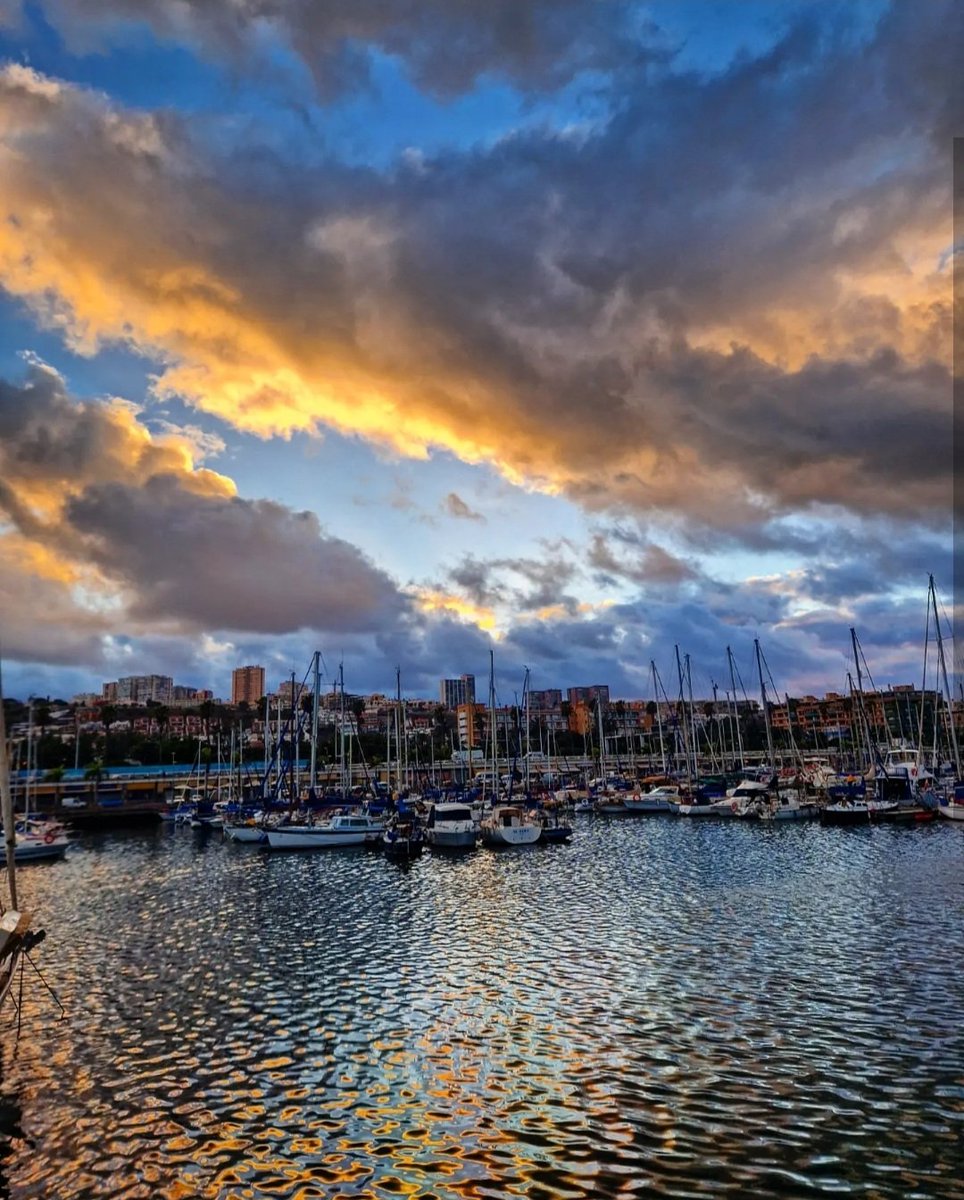 albarodriguezhe's tweet photo. Atardeceres de OTOÑO! 🍁 #MuelleDeportivo #LasPalmasdeGranCanaria #GranCanaria #29deSeptiembre @EmocionesCan @gcabrerar80 https://t.co/4vT1bR0CN5