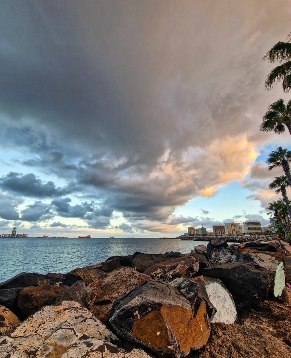 albarodriguezhe's tweet photo. Atardeceres de OTOÑO! 🍁 #MuelleDeportivo #LasPalmasdeGranCanaria #GranCanaria #29deSeptiembre @EmocionesCan @gcabrerar80 https://t.co/4vT1bR0CN5
