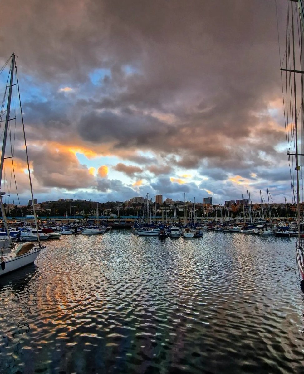 albarodriguezhe's tweet photo. Atardeceres de OTOÑO! 🍁 #MuelleDeportivo #LasPalmasdeGranCanaria #GranCanaria #29deSeptiembre @EmocionesCan @gcabrerar80 https://t.co/4vT1bR0CN5