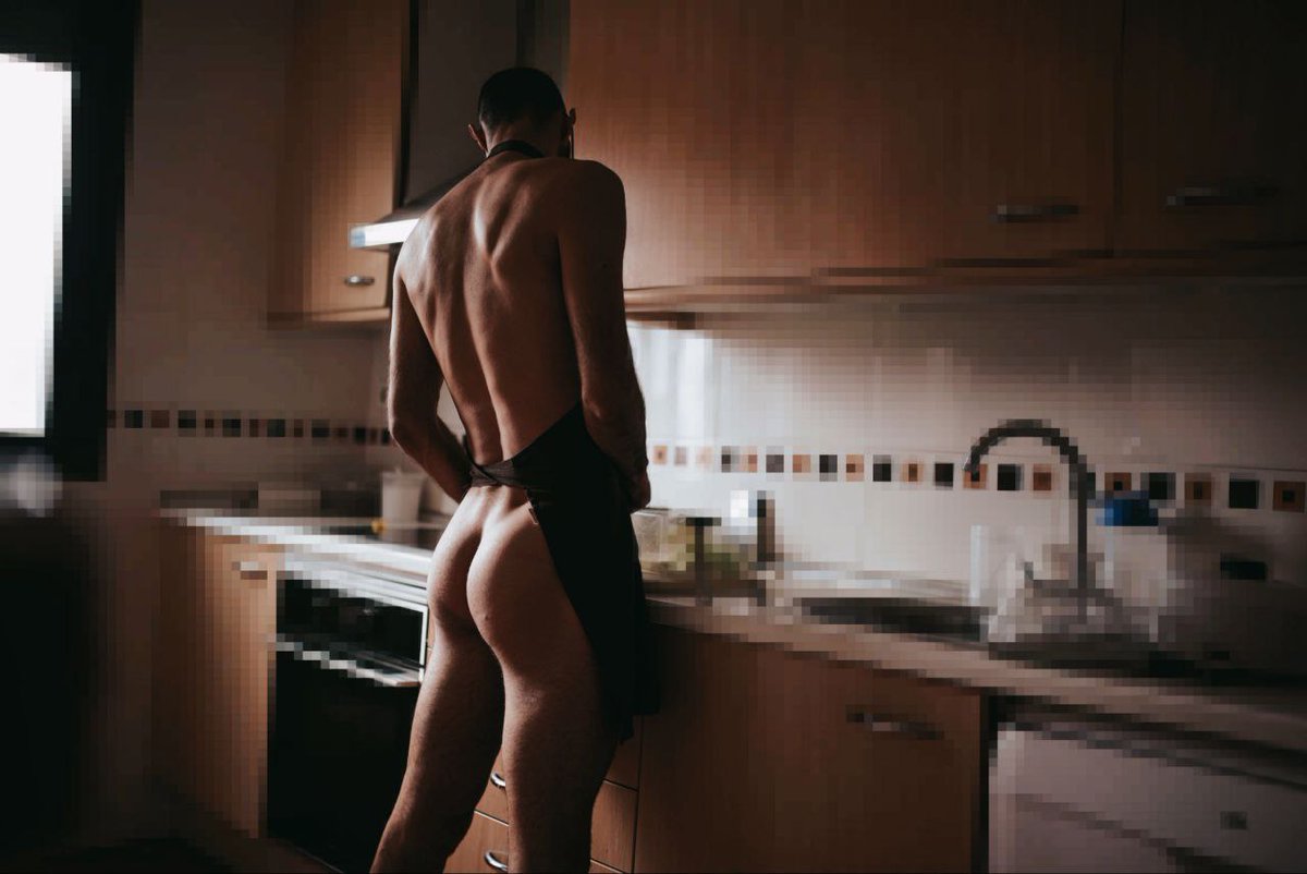 Ya tienes por aquí a tu chef de confianza. ¿Te hago la comida? 
Yo soy tu postre.