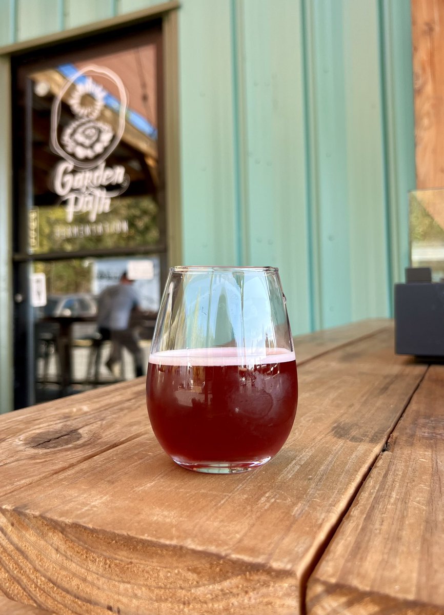 CraftServing's tweet photo. Three Washington breweries are suing Oregon over distribution laws.
 
The lawsuit alleges that aspects of OR law discriminate against WA breweries in a way that violates the U.S. Constitution's "Commerce Clause."

The plaintiffs: @GardenPathWA, @miragebeerco &amp; @FortsideBrewing. https://t.co/8HOSNF3U7F