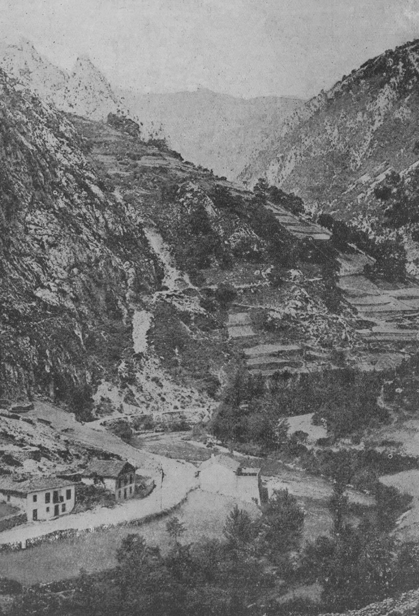 "Llaman a aquello garganta; también puede llamársele propiamente el esófago de la Hermida, porque al pasarlo se siente uno tragado por la tierra."

Benito Pérez Galdós

📸 La Hermida, 1918