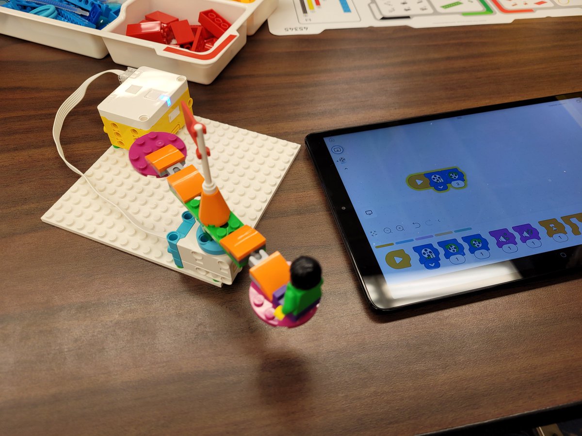 Mr_Rickli's tweet photo. Building and coding some rides at FLL Explore! @NorthCreekElem @SouthMeadows5 @ChelseaRobots https://t.co/jWNTiI0032