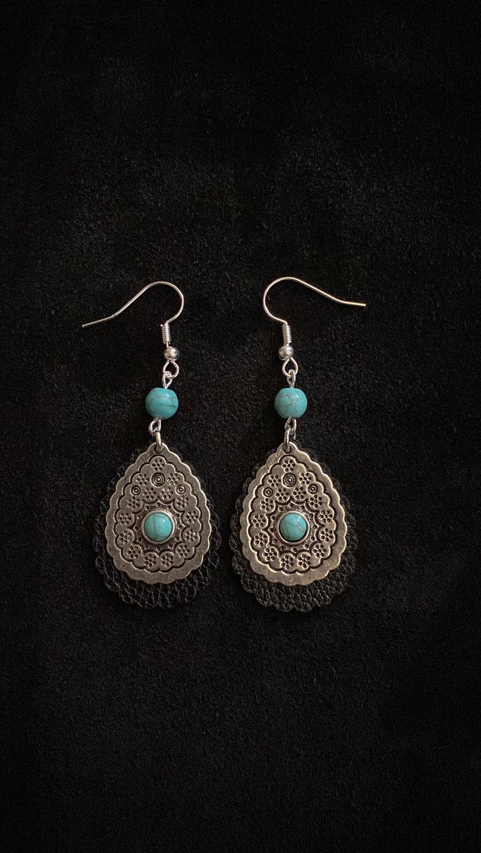 gothpartera's tweet photo. $15
silver plated hooks
turquoise bead
black leather
****reclaimed design****
#yallternative #westerngoth https://t.co/s1pfu3e0Pb