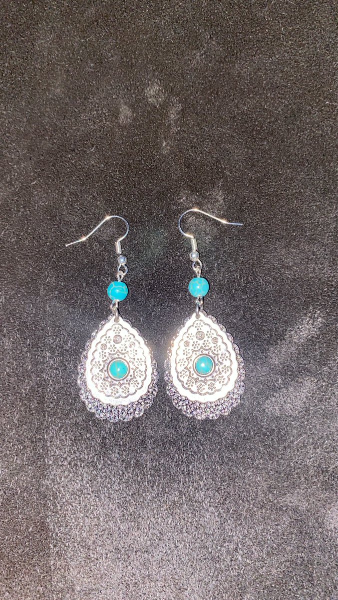 gothpartera's tweet photo. $15
silver plated hooks
turquoise bead
black leather
****reclaimed design****
#yallternative #westerngoth https://t.co/s1pfu3e0Pb