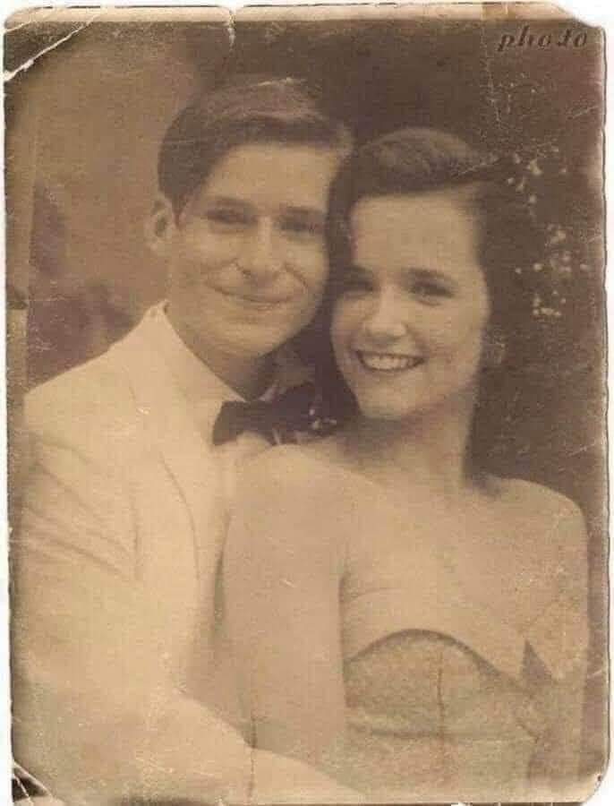 Endoplasmatic84's tweet image. Dieses Photo habe ich heute auf dem Boden vor Penny gefunden.
Auf der Rückseite steht:
Mom + Dad, 1955
Würde es gerne seinem Besitzer zurückgeben. Er hängt bestimmt daran.

Bitte retweet, damit wir den Besitzer finden können.

Danke 😉