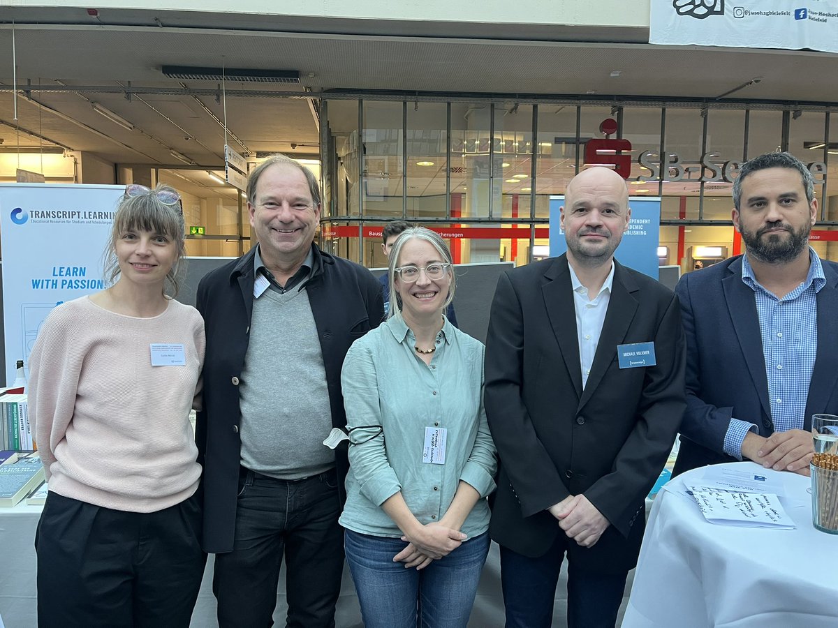 ka_kinder's tweet photo. Very happy about successfully launching our new transcript book series “Digital Sociology” at #dgskongress2022 today! Thank you @janpassoth @transcriptweb @BerlinerLufti Roger Häußling &amp; Andreas Schmitz. You can find the series here: https://t.co/MWbQHagEaa https://t.co/tDn3OEaEZu