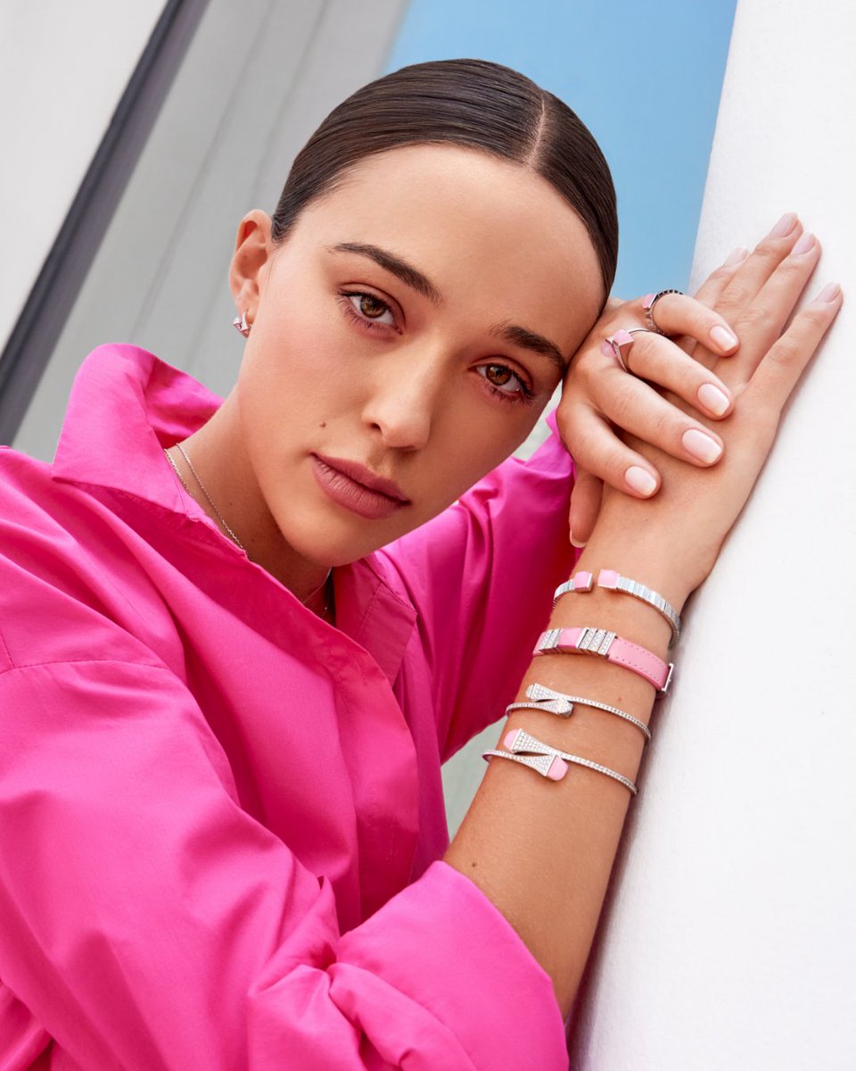 marlistyle's tweet photo. Stacking done right. @SophiaCulpo layers UNII and Cleo for a bold and sophisticated look.
#ForgettheRules #TranscendExpectations #UNIIbyMarli
#pink #sophiaculpo #model #influencer #photoshoot #styling #layering #stacking #jewelry #jewelrybrand #luxury https://t.co/VJPfjXmpvd