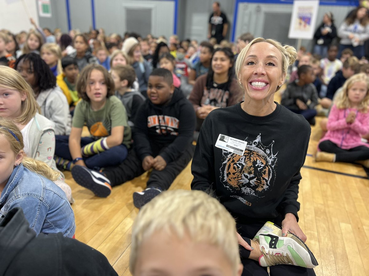 happyhydepark's tweet photo. HPS kicked off our annual #ReadAThon with a pep rally today! We love books! Time to get our reading on!!! #HappyHydeParkSchool #EaglePride🦅 #BlueCrew @IamCPS #CPSBePresent https://t.co/VkkDtHj9oo