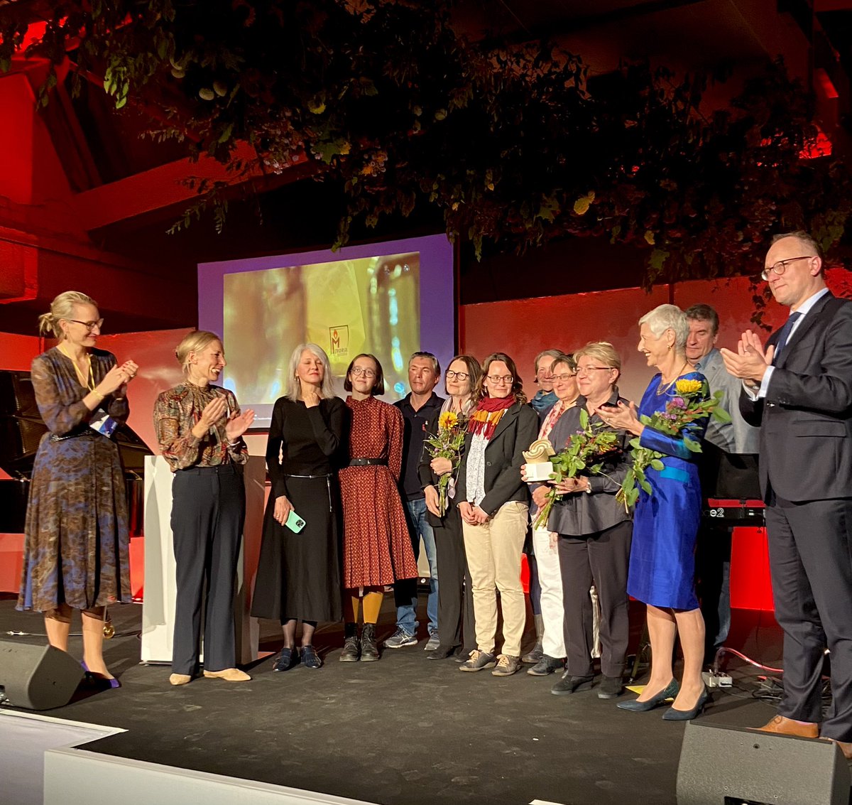 stiftungstweet's tweet photo. Herzlichen Glückwunsch an die russische Organisation Memorial International (@EnMemorial) zum Sonderpreis des Bundesverbandes 🏆 Der Preis würdigt Ihr unermüdliches und mutiges #Engagement für #Menschenrechte & die Zivilgesellschaft in Osteuropa. (1/2) https://t.co/8TyqmQPokb