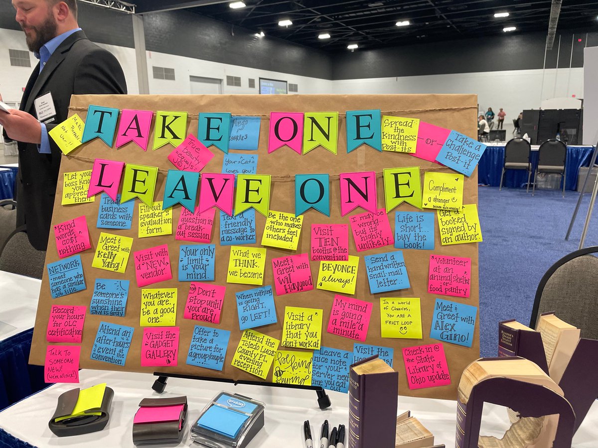 queenknitalot's tweet photo. #OLC22 fun at the expo. https://t.co/4y3VMjQarz