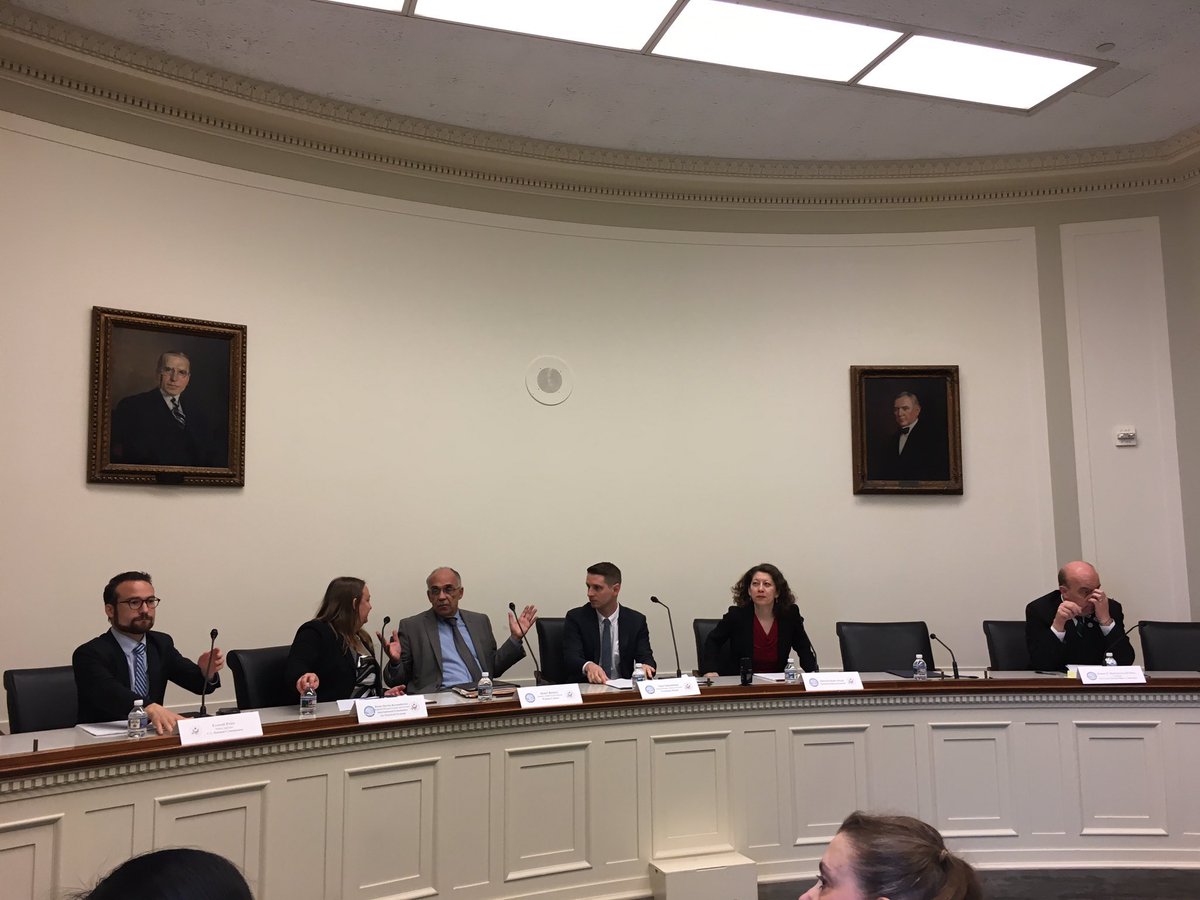 “Yeni Türk hükümeti seçilene kadar baskı sürdürülmeli” raporunu ABD’ye hazırlayan CHP’nin ABD’de ki danışmanlarından Nicholas Danforth ve FETÖ’nün diyalog sorumlusu Alp Aslandoğan ile 15 Temmuz İşgal girişimini Büyükada’dan yöneten Barkey aynı salonu kullanmaya ne meraklılarmış.