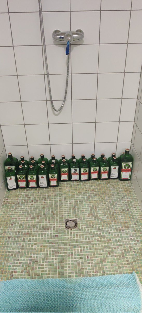 Arturito_23's tweet photo. @werlyb @Jagermeister_es @werlyb #SorryNotSorryBank colecciono jagers en mi ducha :) https://t.co/PlXoGXTYUd