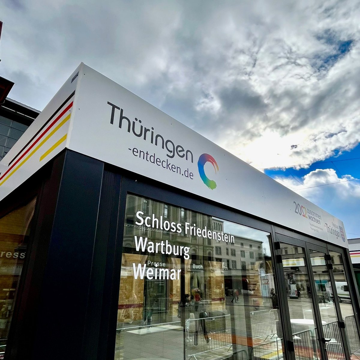 Der @tde2022erfurt rückt näher. Auf dem Willy-Brandt-Platz wird #Tourismus in #Thueringen sichtbar.
Auf der "Thüringen entdecken-Meile" präsentieren sich unsere regionalen Partner in modernen Glas-Cubes als Ansprechpartner für euch. 
#vissitthuringia #zusammenwachsen22