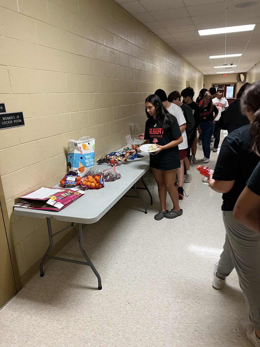 whittakeranne's tweet photo. Thank you so much to Radius Church of Centerville for providing our pre-meet meal for Regionals today! @gilbert_indians @GHS_GilbertSC @GHSIndiansSwim https://t.co/wPtAVphxQk