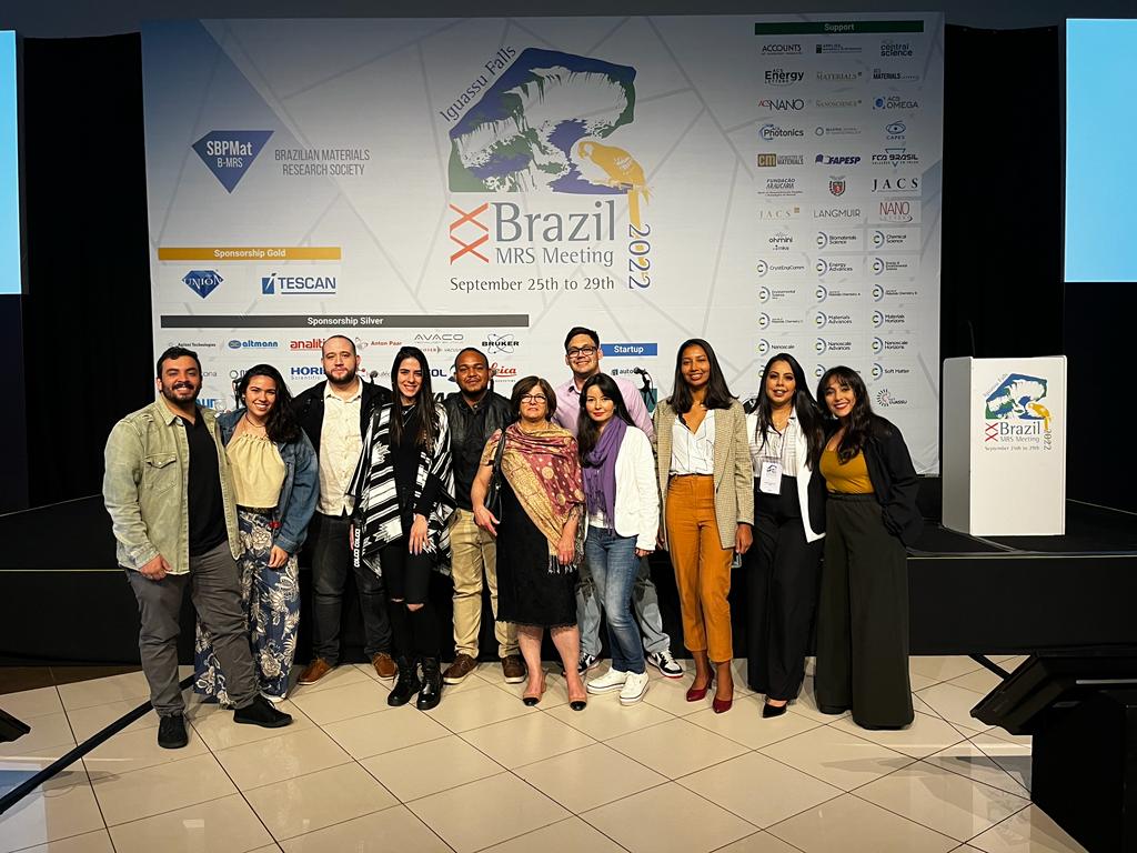 CDMF_comunica's tweet photo. Pesquisadores do CDMF encerraram nesta quinta-feira (29) suas participações na XX Brazil MRS Meeting, promovida anualmente pela SBPMat, realizada em Foz do Iguaçu, entre os dias 25 a 29 de setembro https://t.co/gm5DzdtEWO #CDMF #CEPID #FAPESP #SBPMat https://t.co/uQXD3BzDww
