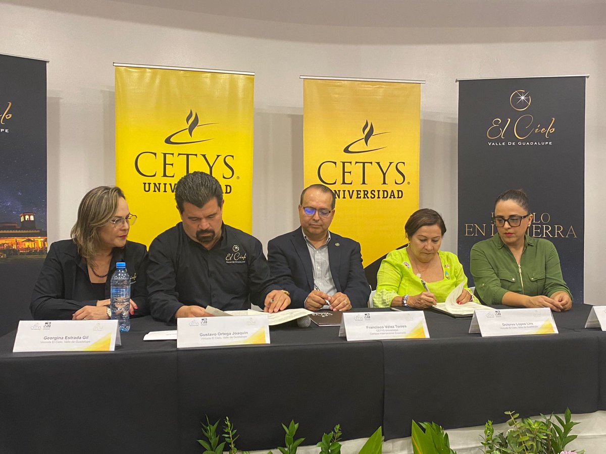 cetysuni's tweet photo. Gustavo Ortega y Dolores López, socios principales de @VinosElCielo, hicieron entrega del primer donativo que permite a El Cielo ser uno de los principales impulsadores de la construcción del Centro de Estudios Vitivinícolas #CEVIT, auspiciando el "Auditorio El Cielo". #CETYS https://t.co/Ks8BRq3gVH