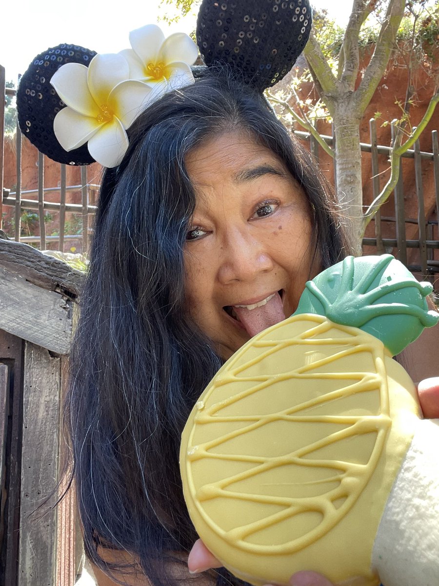 takahmama's tweet photo. Going to eat my way through the pain of my 90 minute #RiseOfTheResistance fail. #cookiesmakethingsbetter #disneyland https://t.co/Ie1MufCy8e