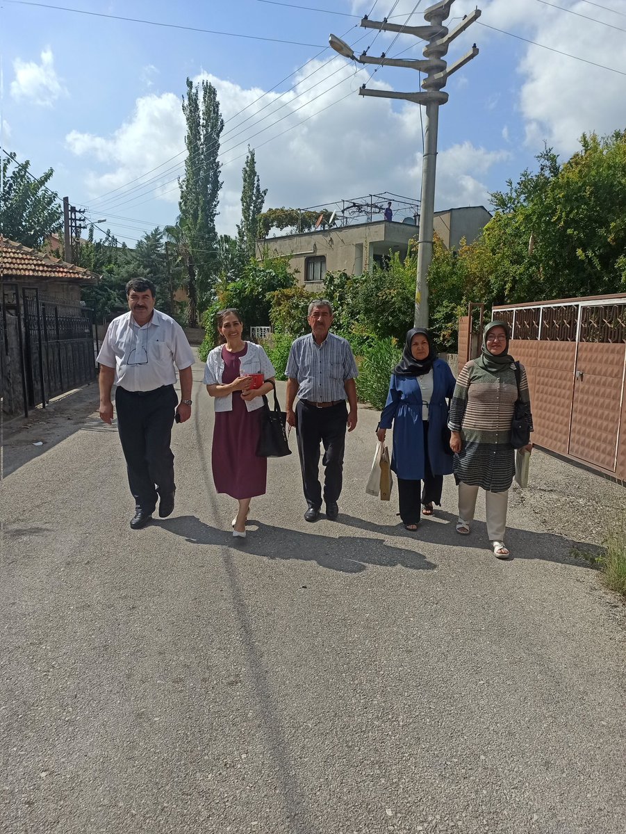 mhposmniyekacep's tweet photo. “Kalpten kalbe bir yol vardır…” diyerek gönül köprüleriyle bizleri birbirimize bağlayan, sevgili #Haraz mahallesi sakinleriyle birlikte olmak çok güzel, girmedik gönül çalmadık kapı bırakmama kararındayız.
@drpelinyilik
@yusufcomu80
@muhabbet27 https://t.co/EkhHxW9eHP