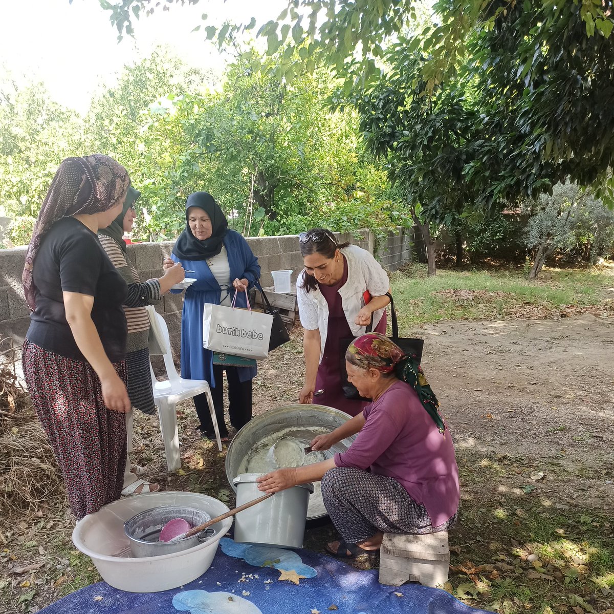 mhposmniyekacep's tweet photo. “Kalpten kalbe bir yol vardır…” diyerek gönül köprüleriyle bizleri birbirimize bağlayan, sevgili #Haraz mahallesi sakinleriyle birlikte olmak çok güzel, girmedik gönül çalmadık kapı bırakmama kararındayız.
@drpelinyilik
@yusufcomu80
@muhabbet27 https://t.co/EkhHxW9eHP
