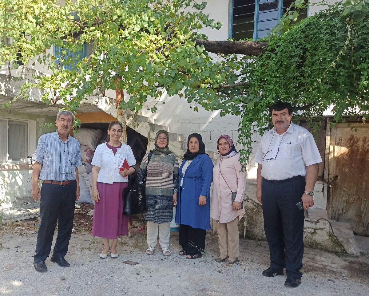 mhposmniyekacep's tweet photo. “Kalpten kalbe bir yol vardır…” diyerek gönül köprüleriyle bizleri birbirimize bağlayan, sevgili #Haraz mahallesi sakinleriyle birlikte olmak çok güzel, girmedik gönül çalmadık kapı bırakmama kararındayız.
@drpelinyilik
@yusufcomu80
@muhabbet27 https://t.co/EkhHxW9eHP