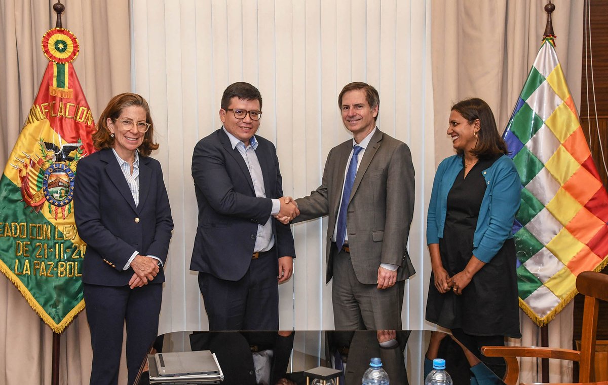 CF_Jaramillo's tweet photo. Productiva reunión con los ministros de @minplanifica, Sergio Cusicanqui, y de @economiabo, Marcelo Montenegro. Conversamos sobre las oportunidades de #desarrollo de #Bolivia y les reiteré el compromiso del @BancoMundialLAC con las prioridades del país. https://t.co/Jr8tRvuxkm