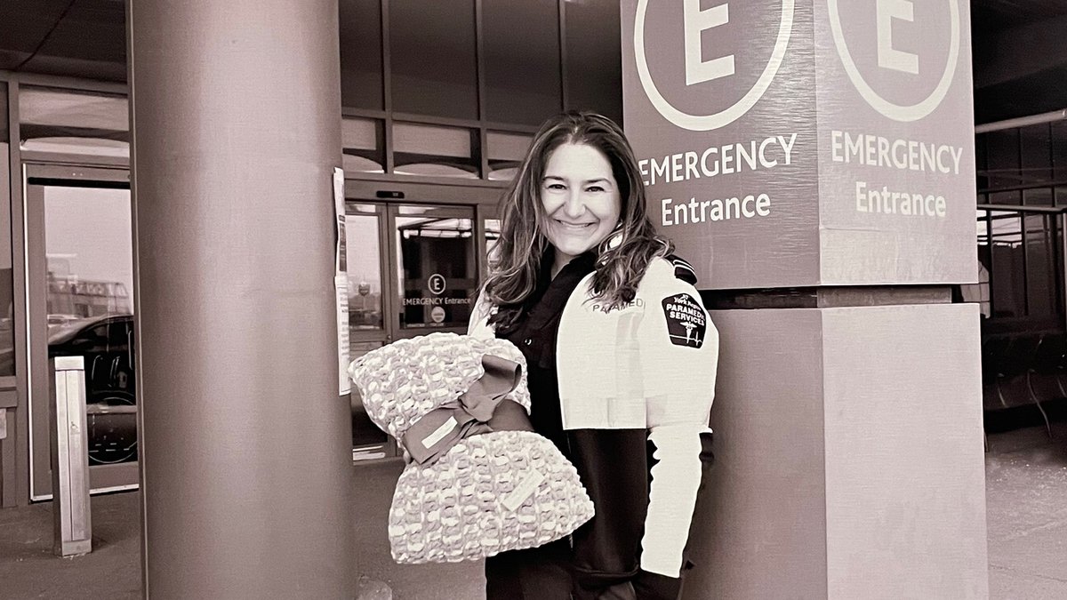 YorkParamedics's tweet photo. Congratulations to #YorkRegion paramedic, Helen Galanis, for being recognized by @merkphotography’s #PortraitsofGiving. Helen is being honoured for her work organizing the annual Nanny Blanket Drive. Thank you to Helen for all you do to improve our community! https://t.co/3OuG0c8nBu