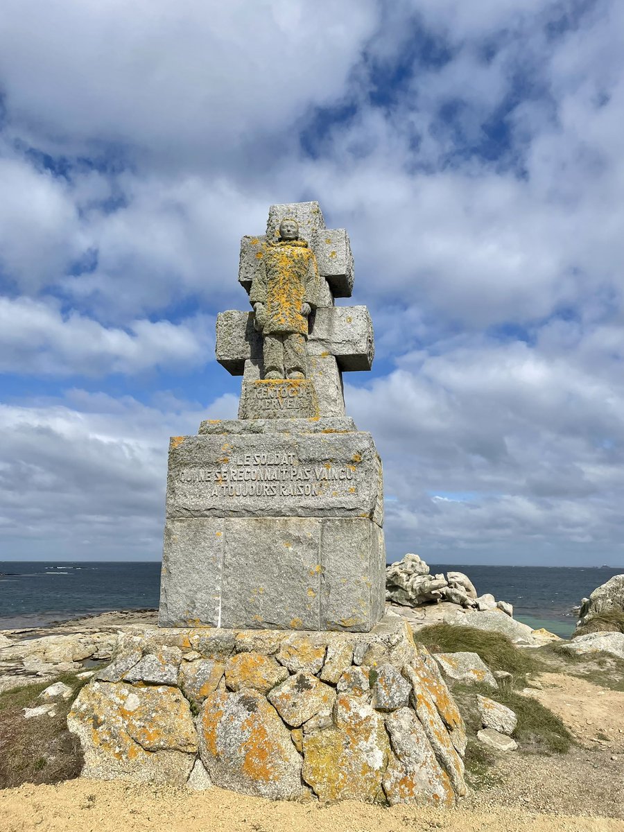 SSirpa's tweet photo. Enez Sun - sama saarta tarkoittava sana kuin #iiri n innis ja #kymri n ynys.
II MS:n muistomerkki:
”Sotilas, joka ei tunnusta tappiota, on aina oikeassa”.
Täältä lähti 141 miestä de Gaullen vastarintaliikkeeseen - kaikki saaren 14-60-vuotiaat miehet. https://t.co/fLTn5IRGn3