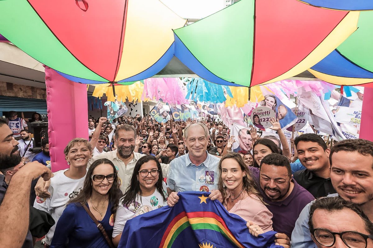 cirogomes's tweet photo. Terminando o mês tomado pelo sentimento de dever cumprido e o coração transbordando de fé, amor e esperança. Hoje tem o último debate do primeiro turno, não deixe de acompanhar! E dia 2 é 1️⃣2️⃣ nas urnas pelo futuro do nosso Brasil! 🇧🇷 https://t.co/r69KlPk3Zk