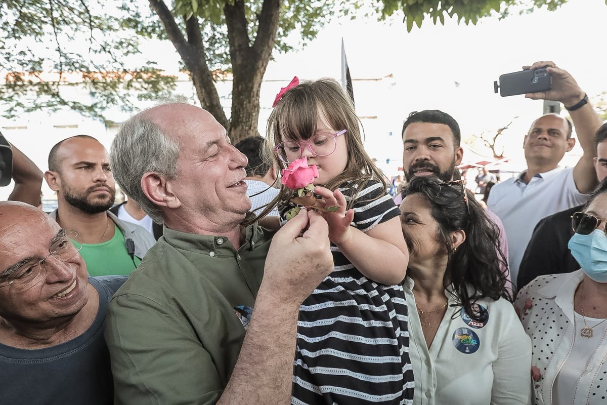 cirogomes's tweet photo. Terminando o mês tomado pelo sentimento de dever cumprido e o coração transbordando de fé, amor e esperança. Hoje tem o último debate do primeiro turno, não deixe de acompanhar! E dia 2 é 1️⃣2️⃣ nas urnas pelo futuro do nosso Brasil! 🇧🇷 https://t.co/r69KlPk3Zk