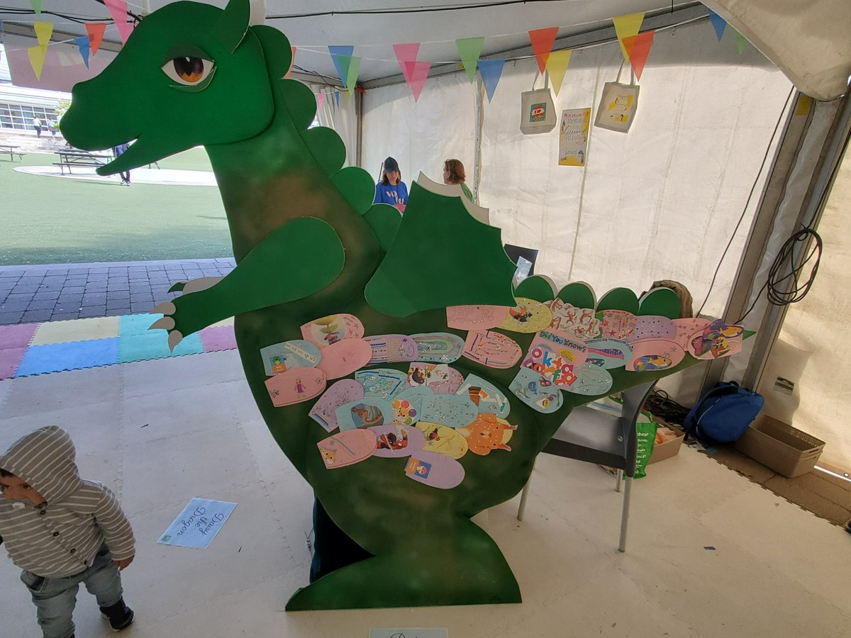 BookBankCanada's tweet photo. The @festofauthors ends this wknd, so head on down to @HarbourfrontTO to enjoy all the bookish fun. Be sure to stop by our #Storydrop tent - to pose for a #StorybookSelfie, create one-of-a-kind scales for our dragon Daisy &amp; enjoy a book in our #booknook. #books4kids #TIFAkids https://t.co/kyVYwfxh26