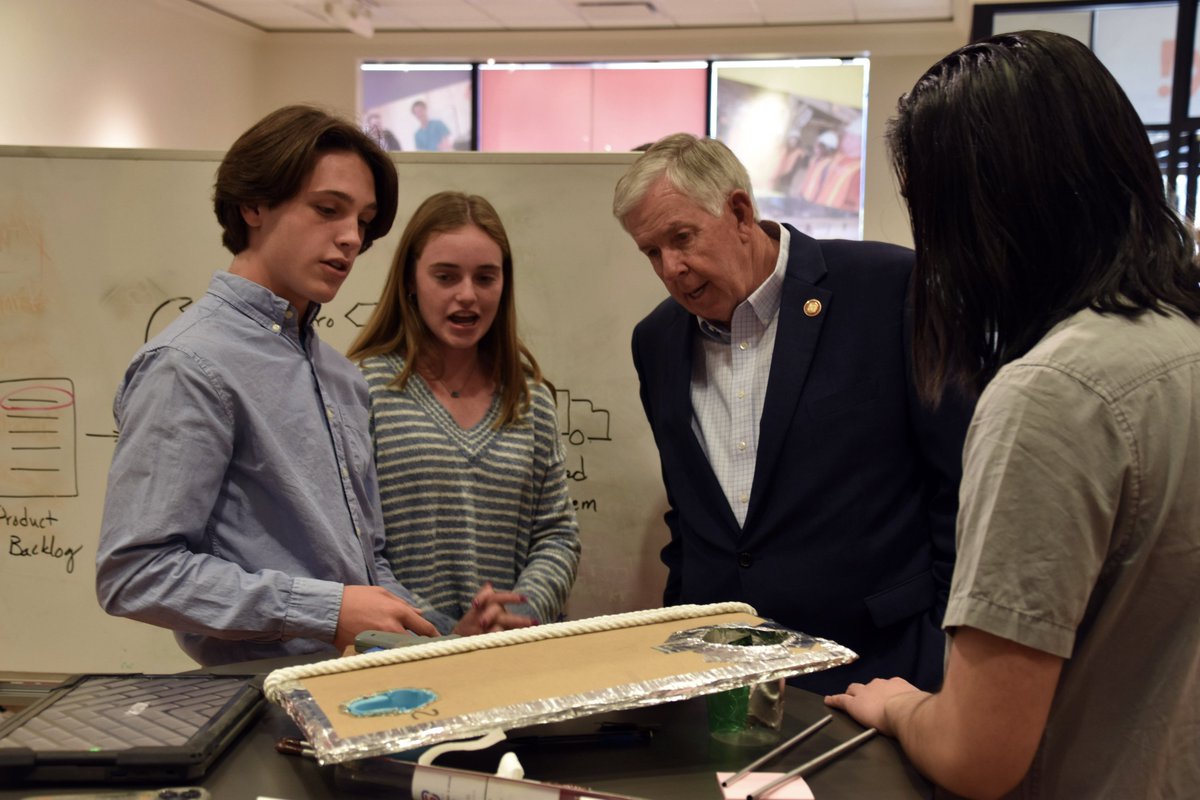 Our @parkwayspark students hosted @GovParsonMO and the @MoCommissioner of @MOEducation! The Spark! students showed Gov. Parson and Dr. Vandeven the innovative ways they're preparing for the workforce.