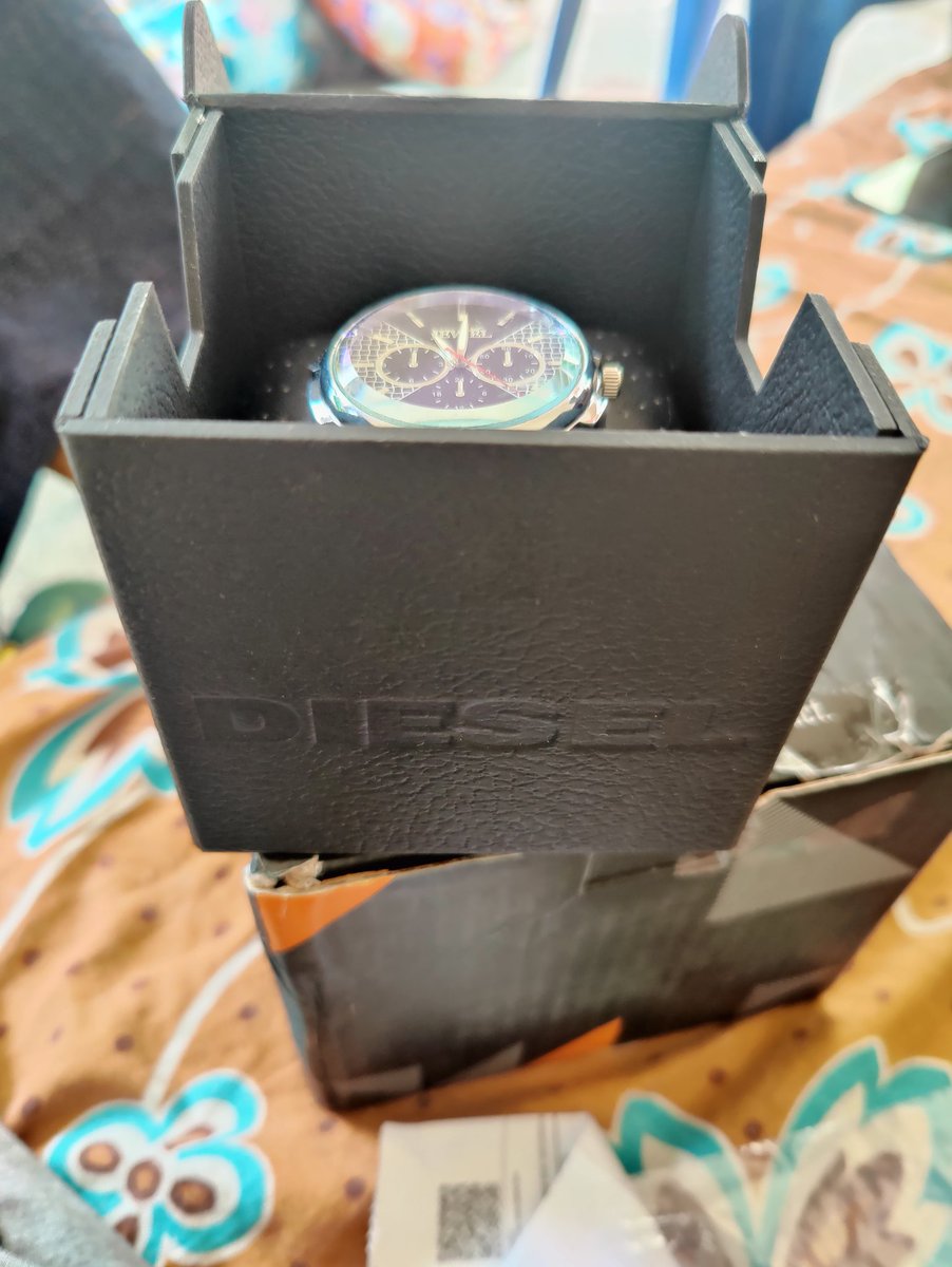 SureshRayi007's tweet photo. @flipkartsupport I am very dissapointed and frustrated with flipkart, I have ordered a diesel watch and received a cheap use and throw watch in the diesel packaging, I have purchased many items from flipkart but this is the first time I have been scammed. https://t.co/d0IyZ23GTG