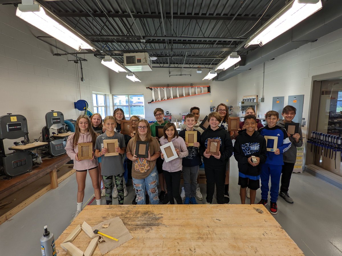 PapioMiddleSTEM's tweet photo. We sure are proud of our 7th grade STEM students' work on their picture frames. Great job everyone!  #stem #stemeducation #middleschoolstem https://t.co/ERSsSdyFJp
