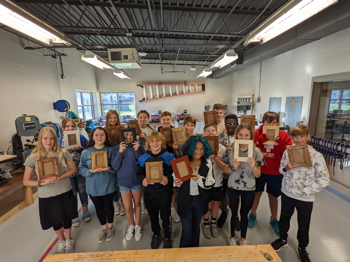 PapioMiddleSTEM's tweet photo. We sure are proud of our 7th grade STEM students' work on their picture frames. Great job everyone!  #stem #stemeducation #middleschoolstem https://t.co/ERSsSdyFJp