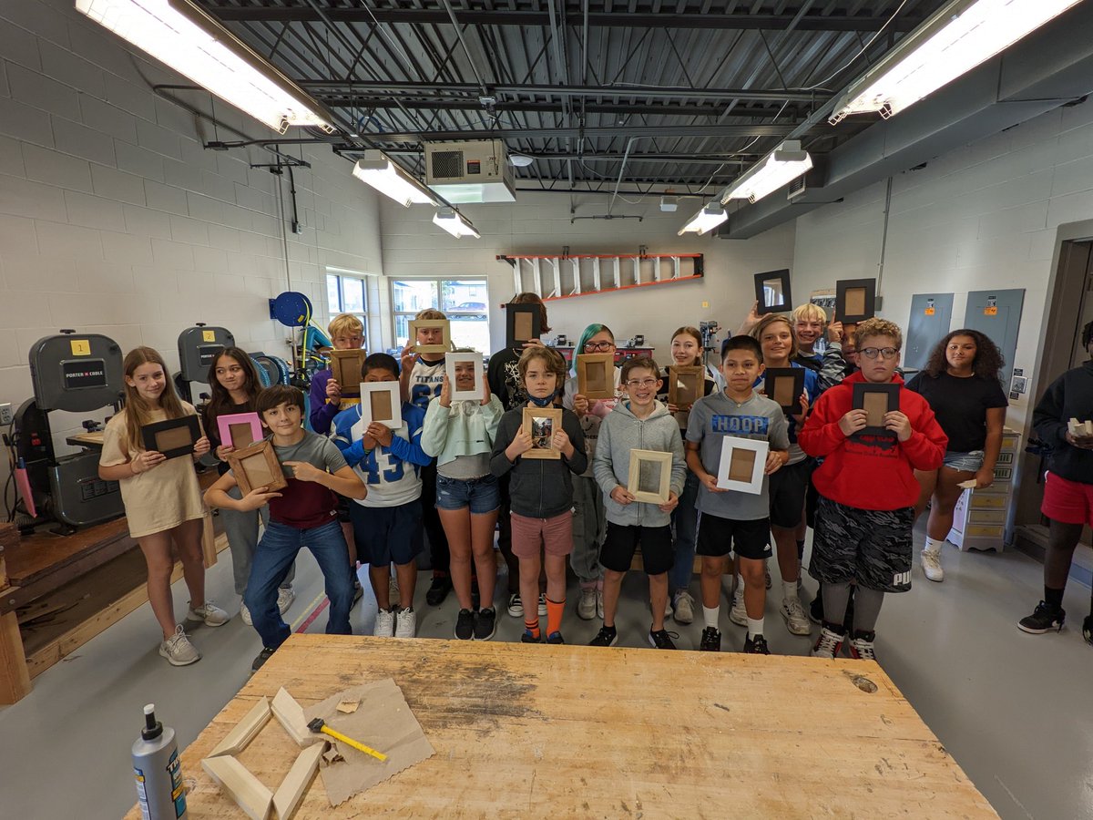 PapioMiddleSTEM's tweet photo. We sure are proud of our 7th grade STEM students' work on their picture frames. Great job everyone!  #stem #stemeducation #middleschoolstem https://t.co/ERSsSdyFJp