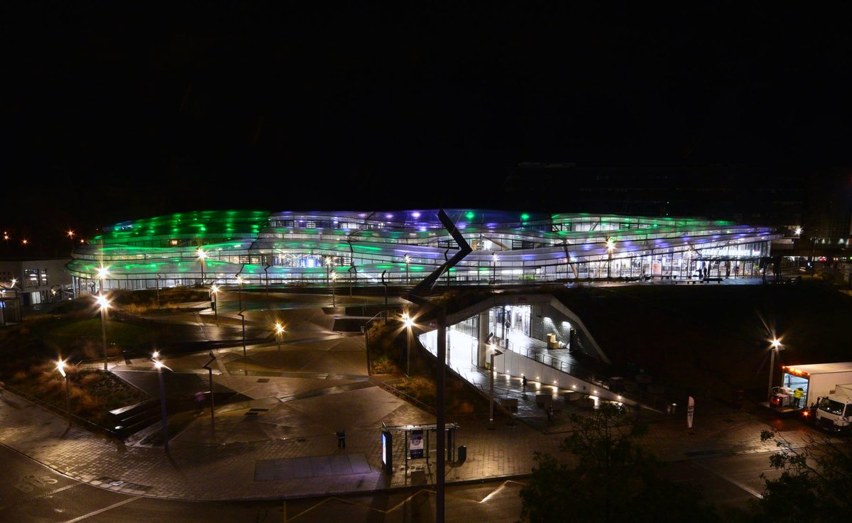 LaurentRiera's tweet photo. La gare de Rennes toujours illuminée en vert, couleur de la ligne b du métro de @metropolerennes, mise en service le mardi 20 septembre 2022 (leds basse consommation allumés pour assurer la sécurité, la maintenance et le nettoyage pendant la nuit) https://t.co/MiXgd8jZ6A