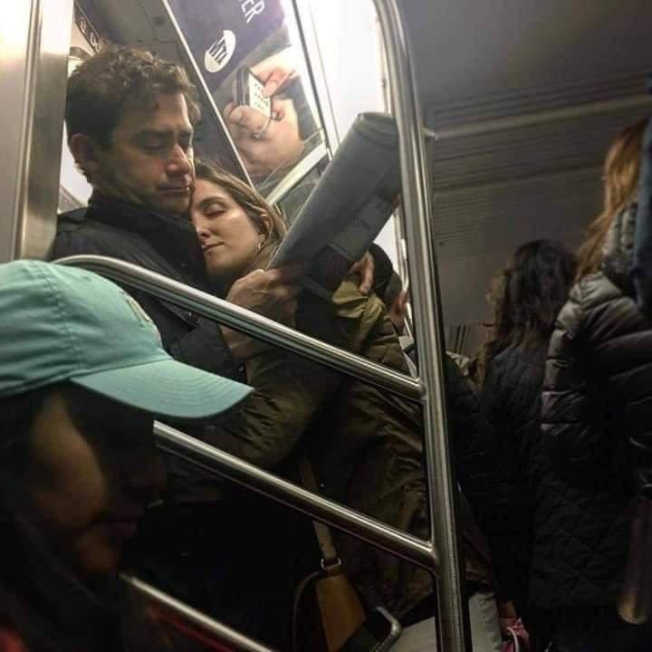 1MillonMikee's tweet photo. As vezes a palavra "lar" significa apenas dois braços em volta de você depois de ter tido um dia difícil https://t.co/eUYoVqpiz7