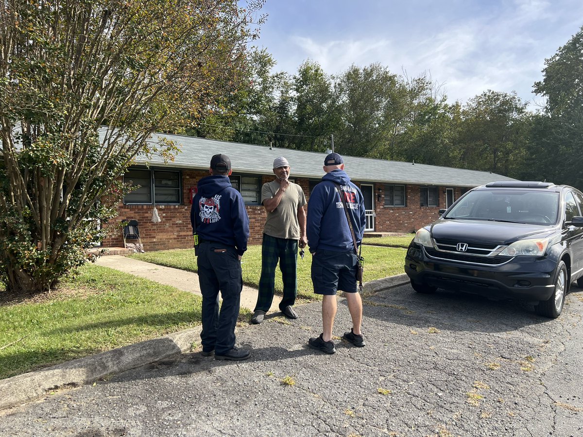 cityofwsfire's tweet photo. IN OUR COMMUNITY - Out and about with Station 14 educating residents about flood safety. #SafeAtHome #FloodTips #WSFire .107 https://t.co/Ku5IGDaehX