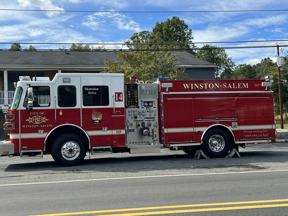 cityofwsfire's tweet photo. IN OUR COMMUNITY - Out and about with Station 14 educating residents about flood safety. #SafeAtHome #FloodTips #WSFire .107 https://t.co/Ku5IGDaehX