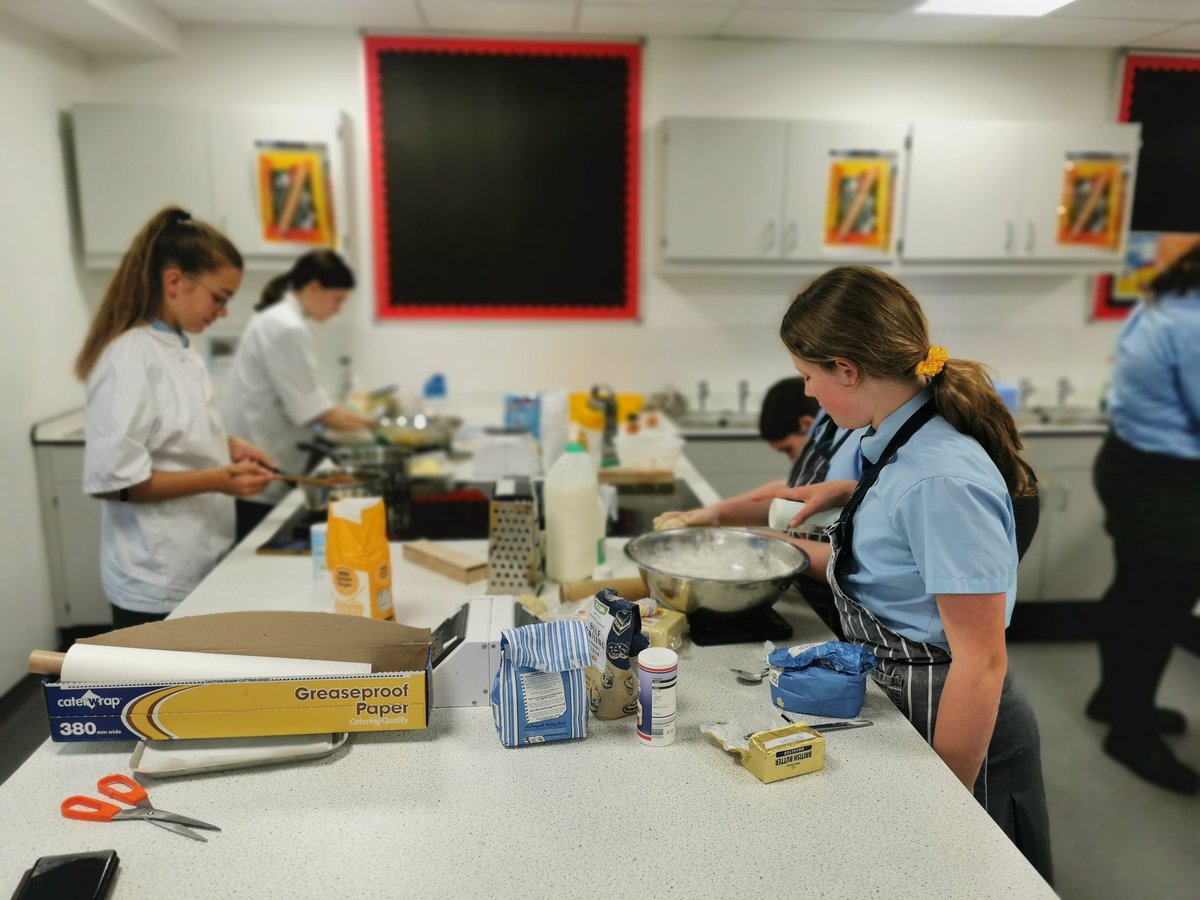 MCS_DT's tweet photo. What a success! Opening evening in DT... We had a hazardous area 🐭🐁🔪💧🔊📣🗑️🩹🚫⛔
Critter treats 🐛🐜🦂🦟
Popcorn making station and a sugar challenge 🗯️
Live cooking and tasting 👨🏻‍🍳👩🏼‍🍳
The evening was made exceptional by all our amazing pupils 🙌
Thank you 👏👏👏 https://t.co/zU9MCDTQfo