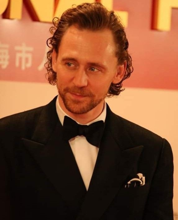 Tom Hiddleston is a gentleman ❤