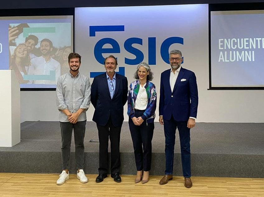 ESICSevilla's tweet photo. Nos despedimos para continuar con un cóctel networking amenizado con DJ y compartir experiencias y méritos entre la comunidad #ESICSevilla 🍸

¡Gracias por acompañarnos en este encuentro tan especial!

#ESICAlumni https://t.co/r9Q8mgUeBN