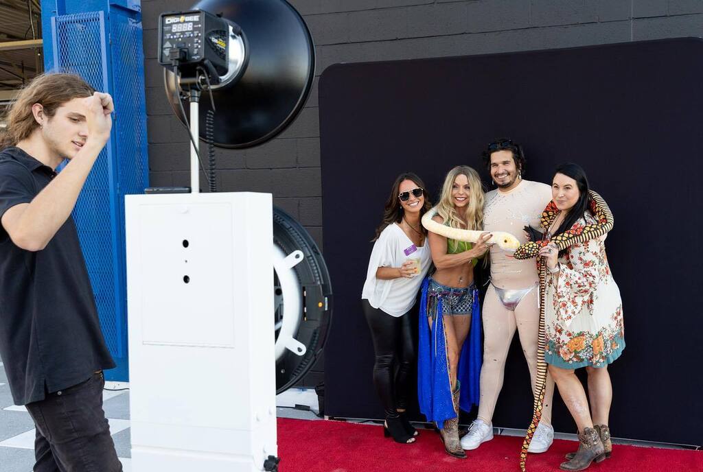 BoothEasy's tweet image. Oops we did it again ….Do you love the idea of our Lite booth, but wish you had something with a little higher quality output? Our Lite Booth Pro has all of that and more! With a higher resolution camera and flash we will make sure you look just as g… instagr.am/p/CjGnCRoJ2dS/