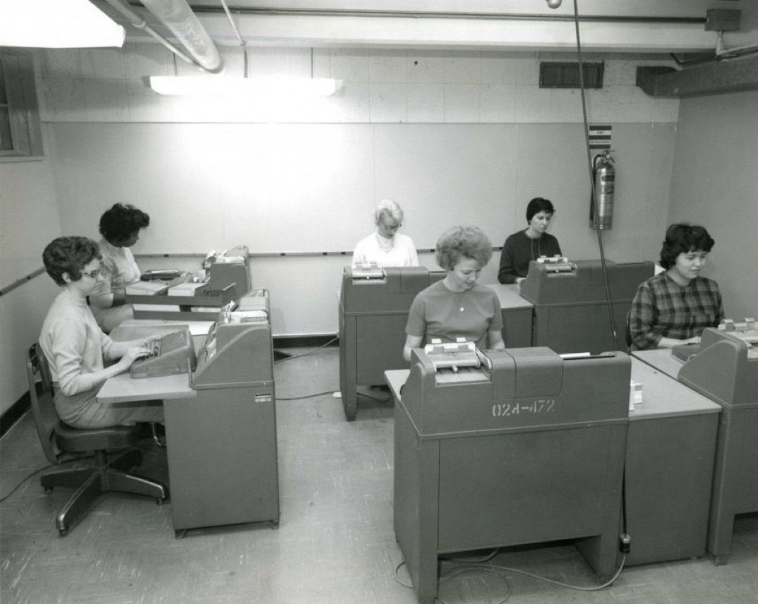 DerechodelaRed's tweet photo. Programadoras informáticas operando máquinas IBM en la década de 1960. https://t.co/BAzX0XvD8h